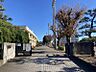周辺：【中学校】中学校へ通いやすい立地は、成長するお子様を持つご家庭にも嬉しいポイント。毎日の通学を快適にサポートします。