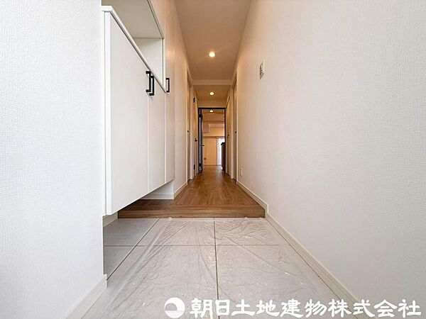 【玄関】住まいの第一印象を決める玄関はすっきりとした印象。毎日の「ただいま」が気持ち良く感じられる空間です。