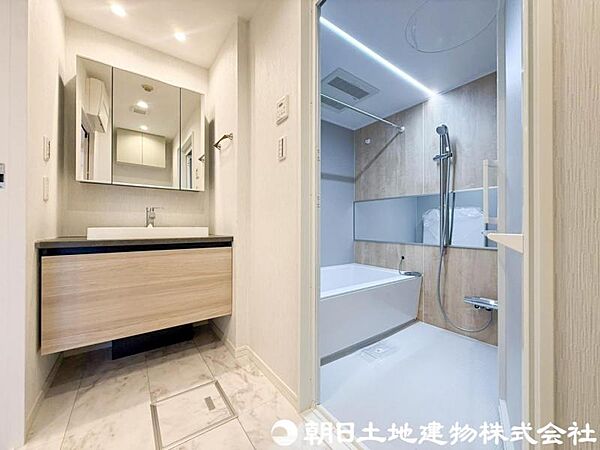 【洗面台】収納スペースをしっかり確保した洗面化粧台。朝の身支度から帰宅後の手洗いまで、毎日気持ちよくお使いいただけます。