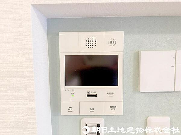 【モニター付インターホン】来訪者を映像で確認してから対応できるため、防犯面にも配慮された安心感のある設備です。