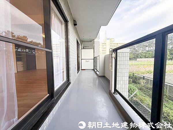 【バルコニー】洗濯物やお布団を気持ちよく干せるバルコニー。晴れた日には心地よい風と陽光を感じることができます。