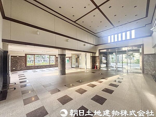【エントランス】住まう方やゲストを優雅に迎えるエントランス空間。管理状態の良さも感じられ、毎日の暮らしに安心感を与えてくれます。