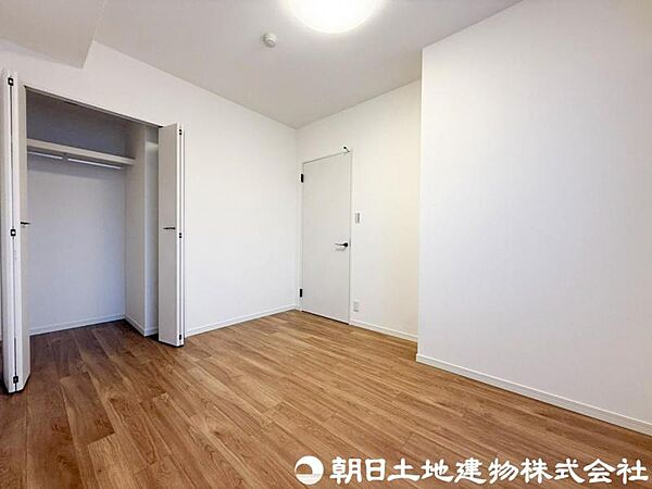 【居室】主寝室としても利用しやすい落ち着いた居室空間。一日の疲れを癒し、ゆったりとした時間を過ごせそうです。
