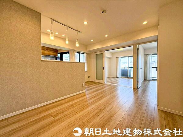 【リビング】家族が自然と集まる開放感のあるリビング空間。大きな窓から心地よい陽光が差し込み、明るく快適な毎日を演出します。