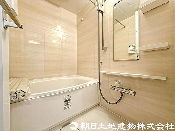 【浴室】ゆったり入れるバス。足を伸ばして入れるサイズは一日の疲れを癒すのに嬉しい広さですね。またお子様と一緒の入浴も充分な広さです。追い焚き機能や保温機能付きで快適なバスタイムをお楽しみください。