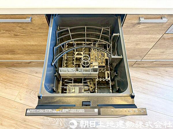 【食洗機】食器の出し入れがスムーズなスライドタイプ、節水効果だけでなく、効率的にセットできるスマートかつ食後のお片づけもスピーディーにできます。