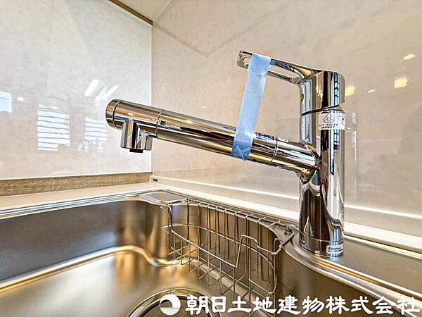 【浄水器一体型水栓】浄水器一体型水栓は、いつでもきれいな水が手軽に使え、料理や飲み水の品質がアップ。見た目もすっきりしてキッチンが快適になる人気の設備です。