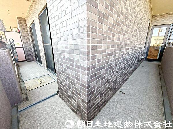 【バルコニー】大きく面したバルコニーは太陽の温かな温もりをめいいっぱい受け止めてくれます。太陽の光と爽やかな風を受けたお洗濯物はあっという間に乾き、取りこむ時には太陽の匂いを感じられそうですね。
