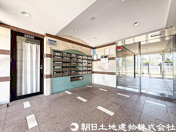 【エントランス】住まう方やゲストを優雅に迎えるエントランス空間。管理状態の良さも感じられ、毎日の暮らしに安心感を与えてくれます。