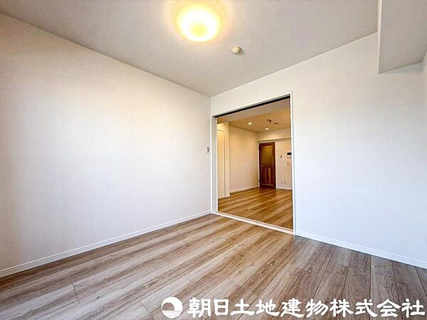【洋室】光が取り込みやすい採光の居室。しっかりとした大きさのクローゼットを完備し、収納スペースも十分。初めてのお子様にとっての自分の部屋 学習デスクやベッドの配置もラクラクです。