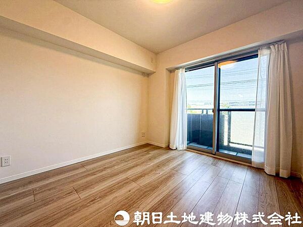 【洋室】自然光が差し込む明るい洋室は、毎日を快適に過ごせる空間。リモートワークや趣味部屋としてもおすすめです。