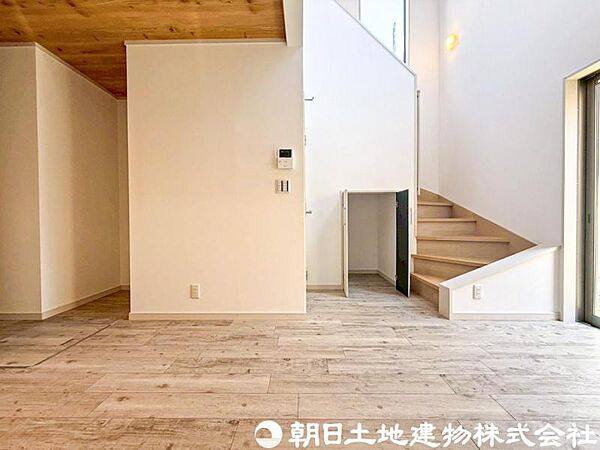 【リビング】家族の中心となるリビングは、ゆとりある広さを確保。食事やくつろぎの時間を快適に楽しめる設計です。