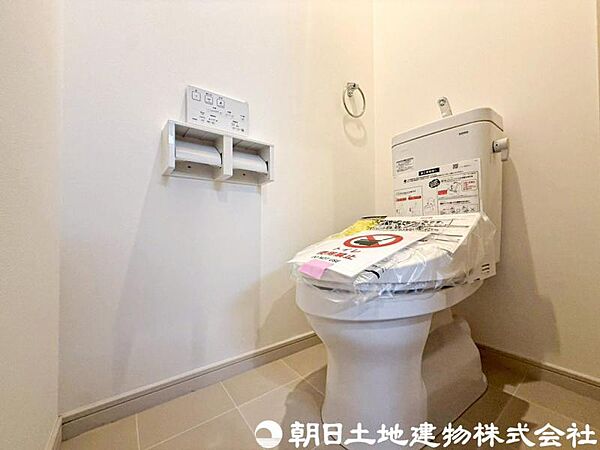 【トイレ】小さな空間だからこそ機能性のある快適なトイレは、清潔感をキープしお手入れしやすいよう作られています
