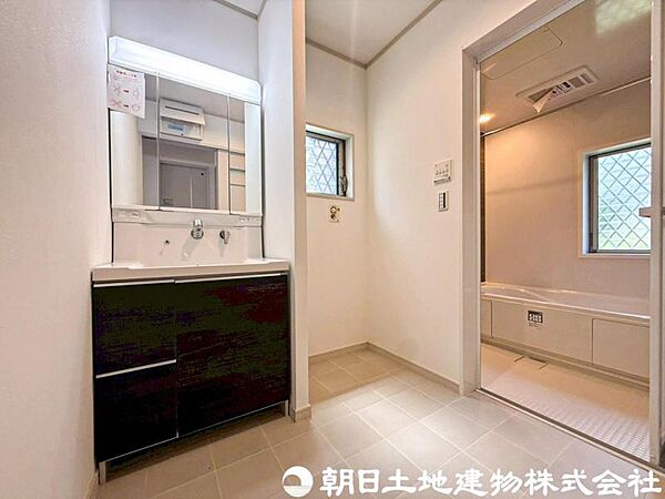 【洗面・脱衣所】タオルやパジャマの収納、洗濯物など家族分をまとめる大事な機能の脱衣所。全てがぎゅっと詰まった機能的なエリアです