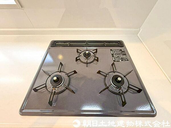【コンロ】3口コンロは同時に複数の調理ができ、料理の効率がアップ。忙しい日でもスムーズに調理でき、家族分の食事準備も快適です。