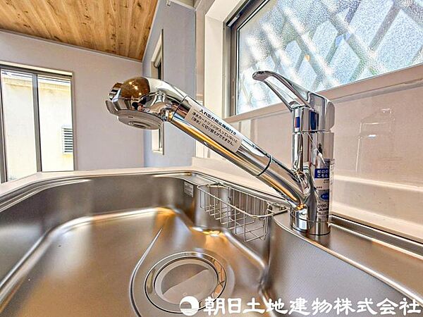 【浄水器一体型水栓】浄水器一体型水栓は、いつでもきれいな水が手軽に使え、料理や飲み水の品質がアップ。見た目もすっきりしてキッチンが快適になる人気の設備です。