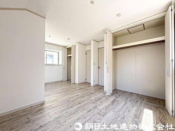 【洋室】光が取り込みやすい採光の居室。しっかりとした大きさのクローゼットを完備し、収納スペースも十分。初めてのお子様にとっての自分の部屋 学習デスクやベッドの配置もラクラクです。