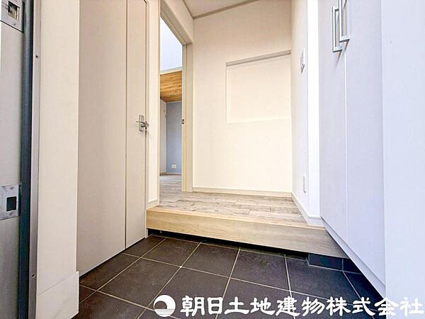 【玄関】玄関に必要なものは最小限に！乱雑にしない工夫でいつも片付いた気持ちの良い空間になります