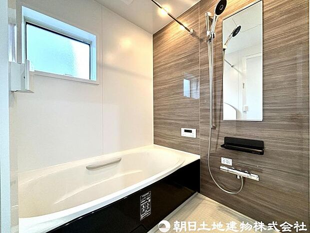 ゆったり入れる一坪バス。足を伸ばして入れるサイズは一日の疲れ癒すのに嬉しい広さですね。またお子様と一緒の入浴も充分な広さです。追い焚き機能や保温機能付きで快適なパスタイムをお楽しみください。