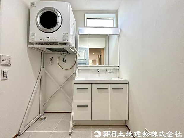 ゆとりの洗面スペースで朝の身支度も快適スムーズに。3面鏡で髪のセットやお化粧もストレスなくこなせます。隣に標準設備で乾太くんを設置。至りに尽くせりの洗面スペースはうれしいです。