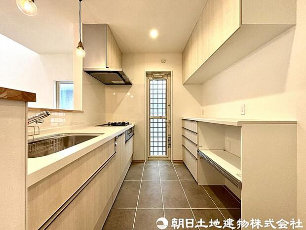 入居する時点ではそれほど食器類は多くないかもしれませんが、生活用品は日毎にどんどん増えていくもの。これから家族が増える予定がある場合はなおさら、大容量のカップボードがあると安心ですね。