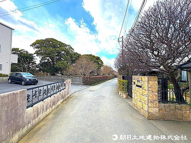 【前面道路】前面道路は車通りも少なく小さなお子様がいるご家庭でも安心です