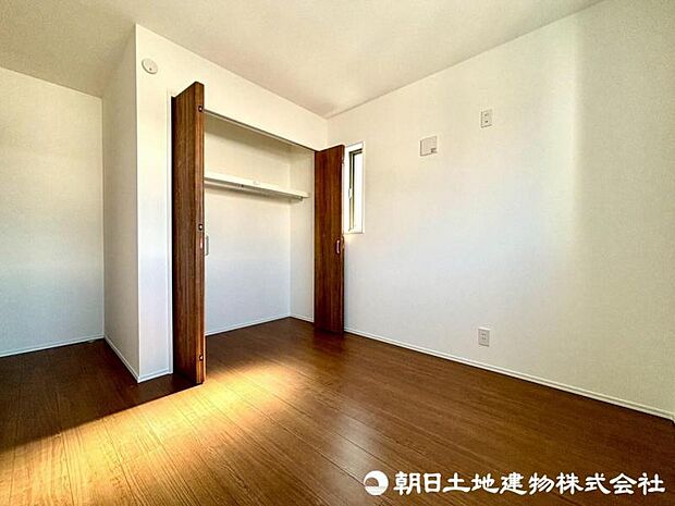 クローゼット付きの居室。寝室や子供部屋など、ライフスタイルに合わせてお使いください。