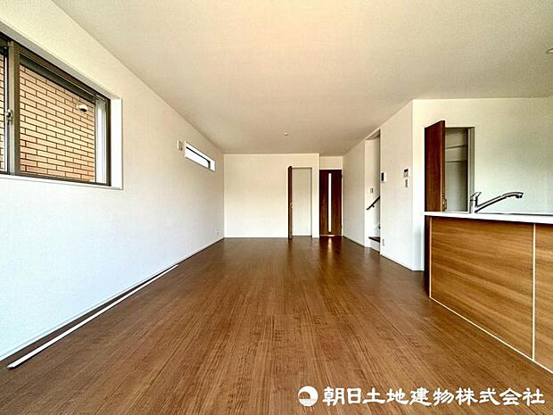 柔らかな色合いのフローリングと清潔感の溢れるクロスが明るい空間を創り出しているリビングダイニング。