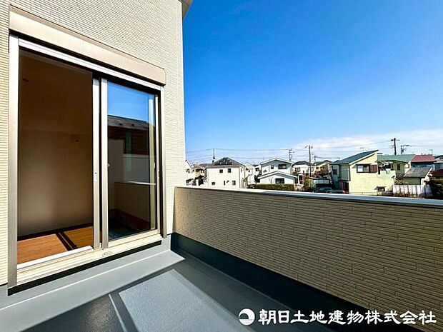 広いバルコニーは、暮らしの中での光と風を演出してくれています。