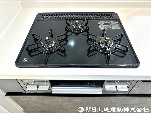 システムキッチンは、料理がしやすい3口コンロを採用。煮ながら、焼きながら、茹でながらストレスなく出来ます。