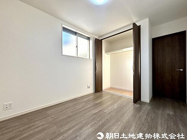 【洋室】間接照明などでお部屋をドレスアップしてみると昼と夜の過ごし方がガラッと変化しますね