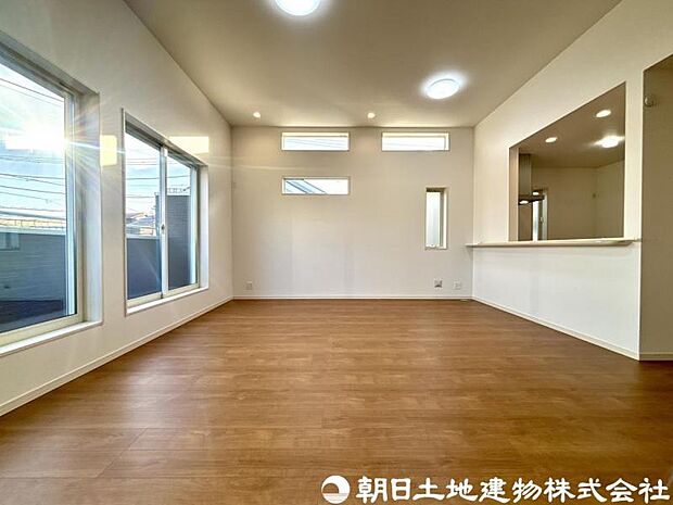 【リビング】リビングが広いと生活動線にゆとりが生まれ、家事がはかどり家族とのコミュニケーションもスムーズになると言われています