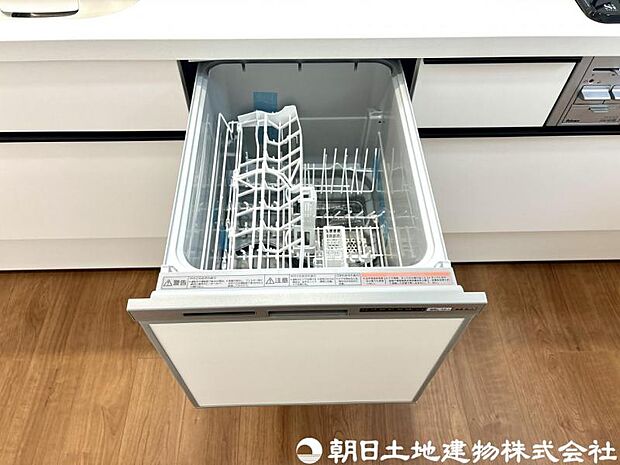 食器の出し入れがスムーズなスライドタイプ、節水効果だけでなく、効率的にセットできるスマートかつ食後のお片づけもスピーディーにできます。