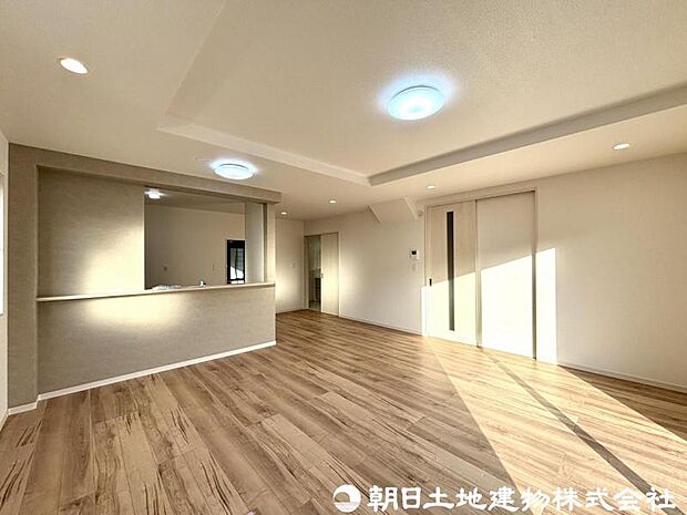 【リビング】リビングは入ってくる風も多く換気も十分にでき、自然光で長く過ごせます