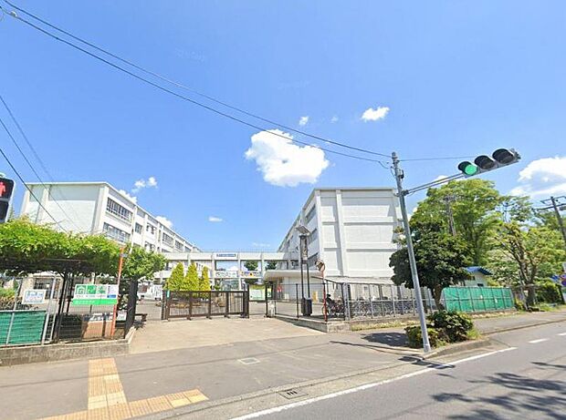 鶴が台中学校まで徒歩約16分。