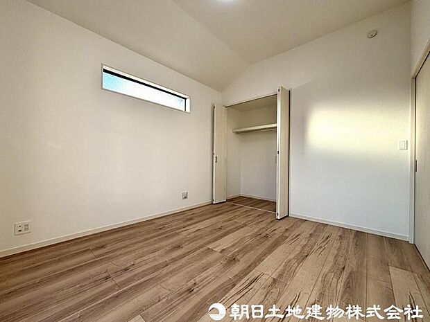 【洋室】間接照明などでお部屋をドレスアップしてみると昼と夜の過ごし方がガラッと変化しますね