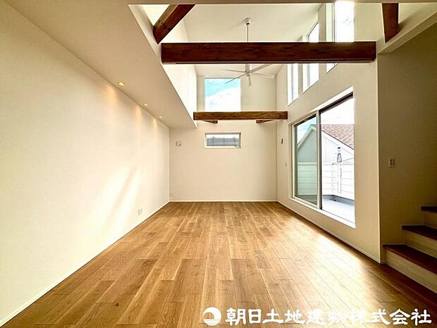 【リビング】リビングが広いと生活動線にゆとりが生まれ、家事がはかどり家族とのコミュニケーションもスムーズになると言われています