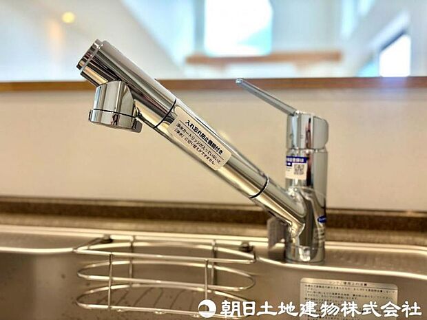 【浄水器一体型水栓】浄水器一体型水栓は、いつでもきれいな水が手軽に使え、料理や飲み水の品質がアップ。見た目もすっきりしてキッチンが快適になる人気の設備です。