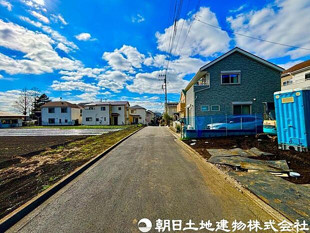 【前面道路】前面道路は車通りも少なく小さなお子様がいるご家庭でも安心です