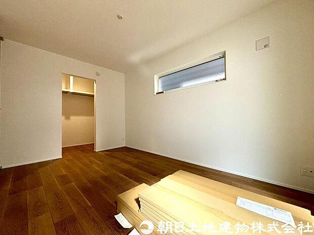 【洋室】光が取り込みやすい採光の居室。しっかりとした大きさのクローゼットを完備し、収納スペースも十分。初めてのお子様にとっての自分の部屋 学習デスクやベッドの配置もラクラクです。