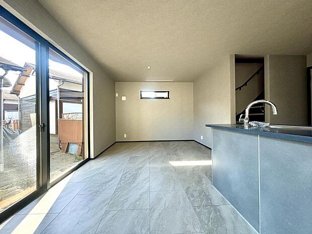 【リビング】ここに住むからこそ意味がある。そんな特別感に浸りながら、毎日を愉しんでいただきたいです。