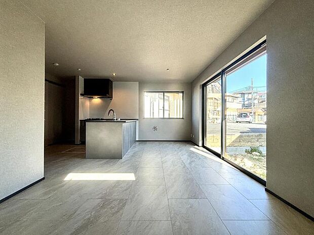 【リビング】リビングは入ってくる風も多く換気も十分にでき、自然光で長く過ごせます