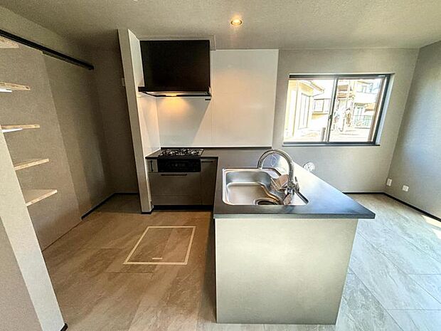 【キッチン】ストックしている小袋や調味料などもしっかり入る引き出しタイプ収納は使い勝手が良好です