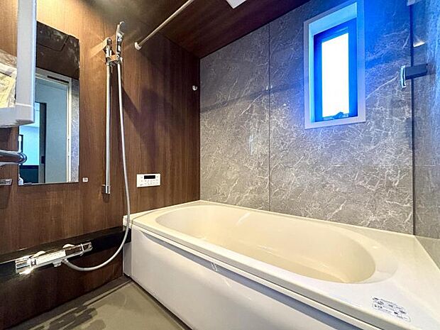 【浴室】冬の予備暖房でヒートショックなど温度差による身体への影響も軽減。家族全員の健康も守るシステムバスです