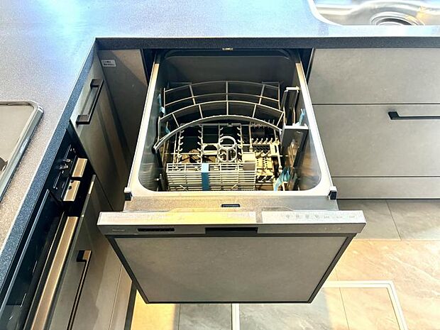 【食洗機】食器の出し入れがスムーズなスライドタイプ、節水効果だけでなく、効率的にセットできるスマートかつ食後のお片づけもスピーディーにできます。