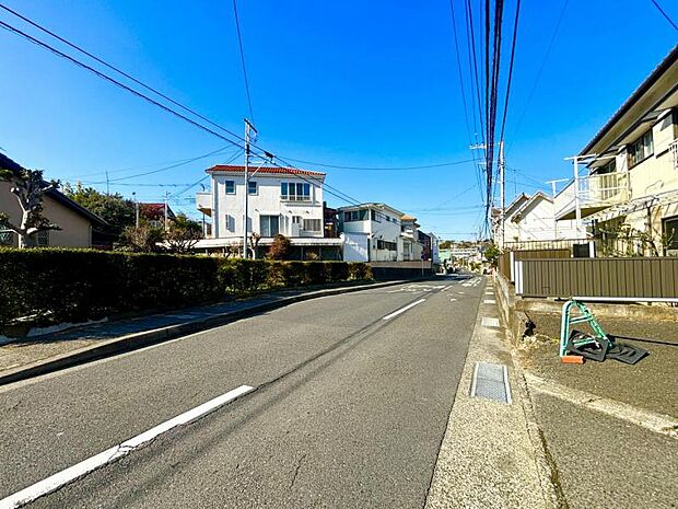 【前面道路】前面道路は車通りも少なく小さなお子様がいるご家庭でも安心です