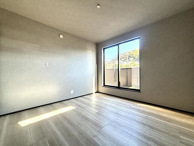 【洋室】間接照明などでお部屋をドレスアップしてみると昼と夜の過ごし方がガラッと変化しますね