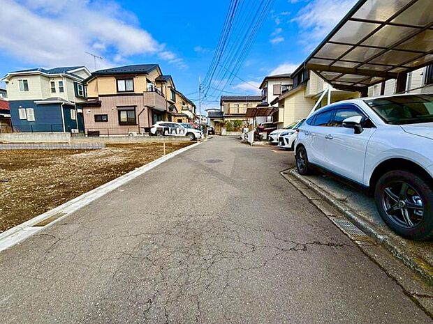 【前面道路】前面道路は車通りも少なく小さなお子様がいるご家庭でも安心です