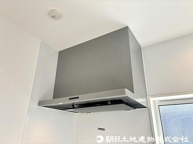 【レンジフード】昨今主流のスリムタイプのレンジフード。見た目もスタイリッシュ。