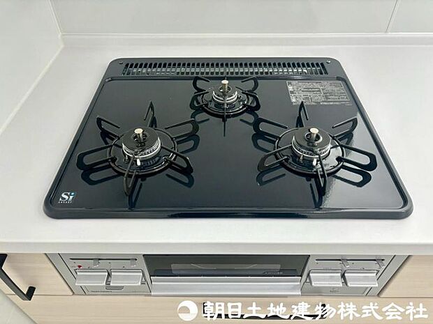 【コンロ】システムキッチンは、料理がしやすい3口コンロを採用。煮ながら、焼きながら、茹でながらストレスなく出来ます。